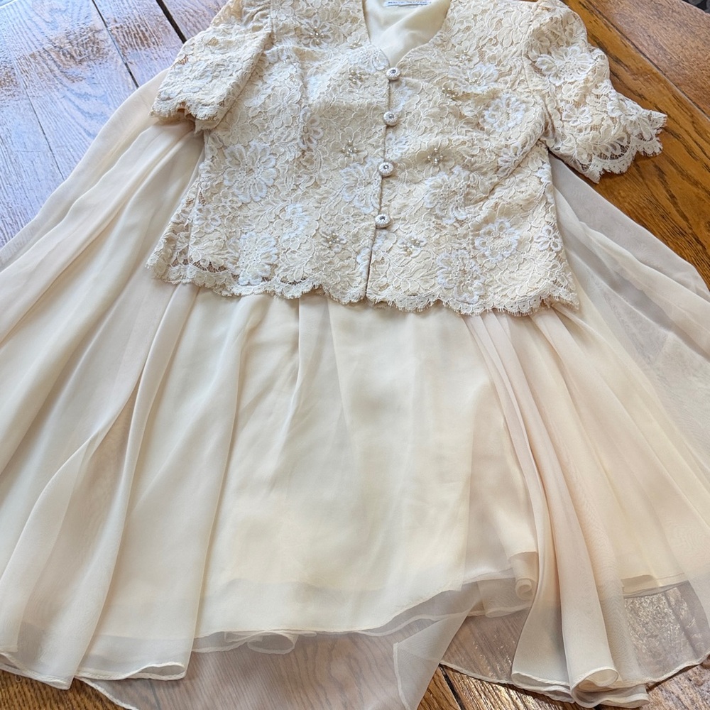 Vintage Karen Miller lace overlay 2 piece jacket dress. Size 14. Yellow.
